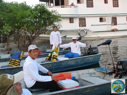 Fotos da cabine de comando e dos equipamentos e pessoal de apoio que acompanham o barco hotel TUMBIRA